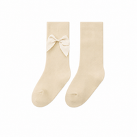 Calcetas con lazo beige claro